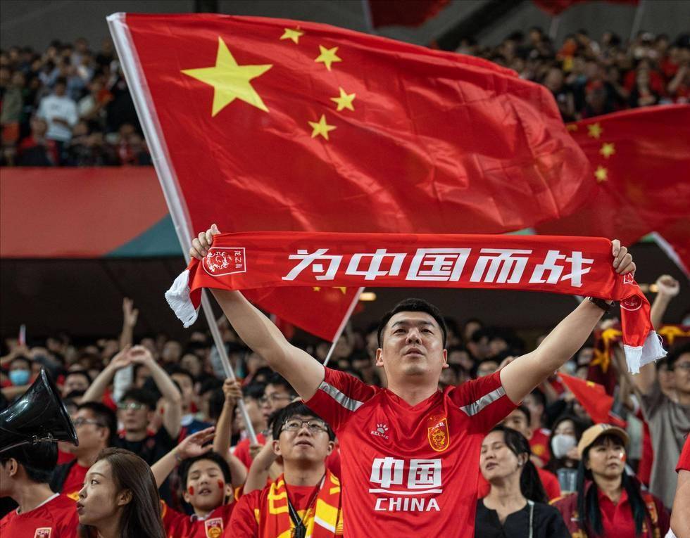 赵丽娜：走了70所学校，女孩踢球屈指可数；想让女孩踢球普及（赵丽娜走访70所学校：女孩踢球寥寥，盼推动普及）