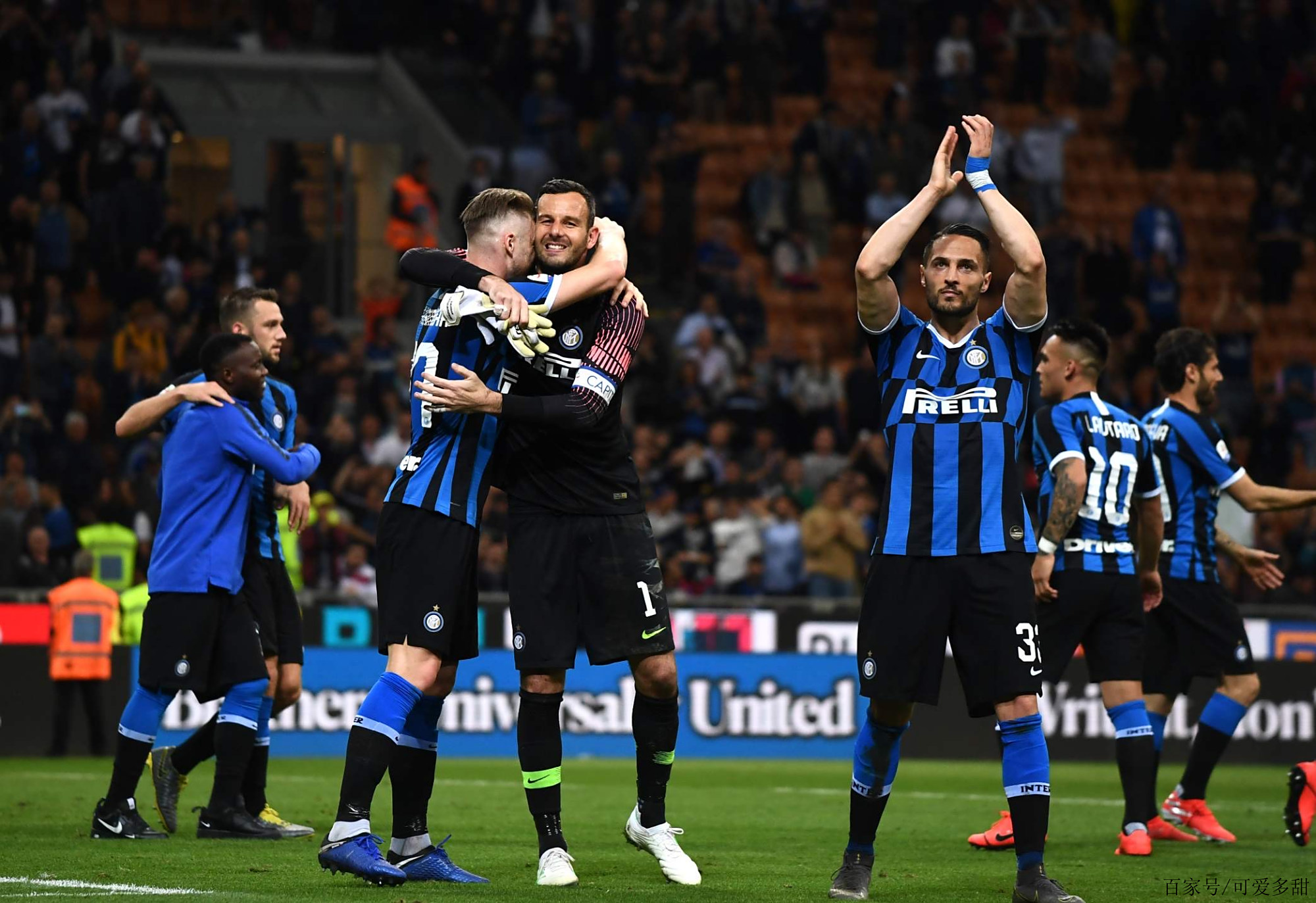 说啥了？詹姆斯把独行侠替补席逗得笑翻天（詹姆斯妙语惹笑，独行侠替补席笑成一片）