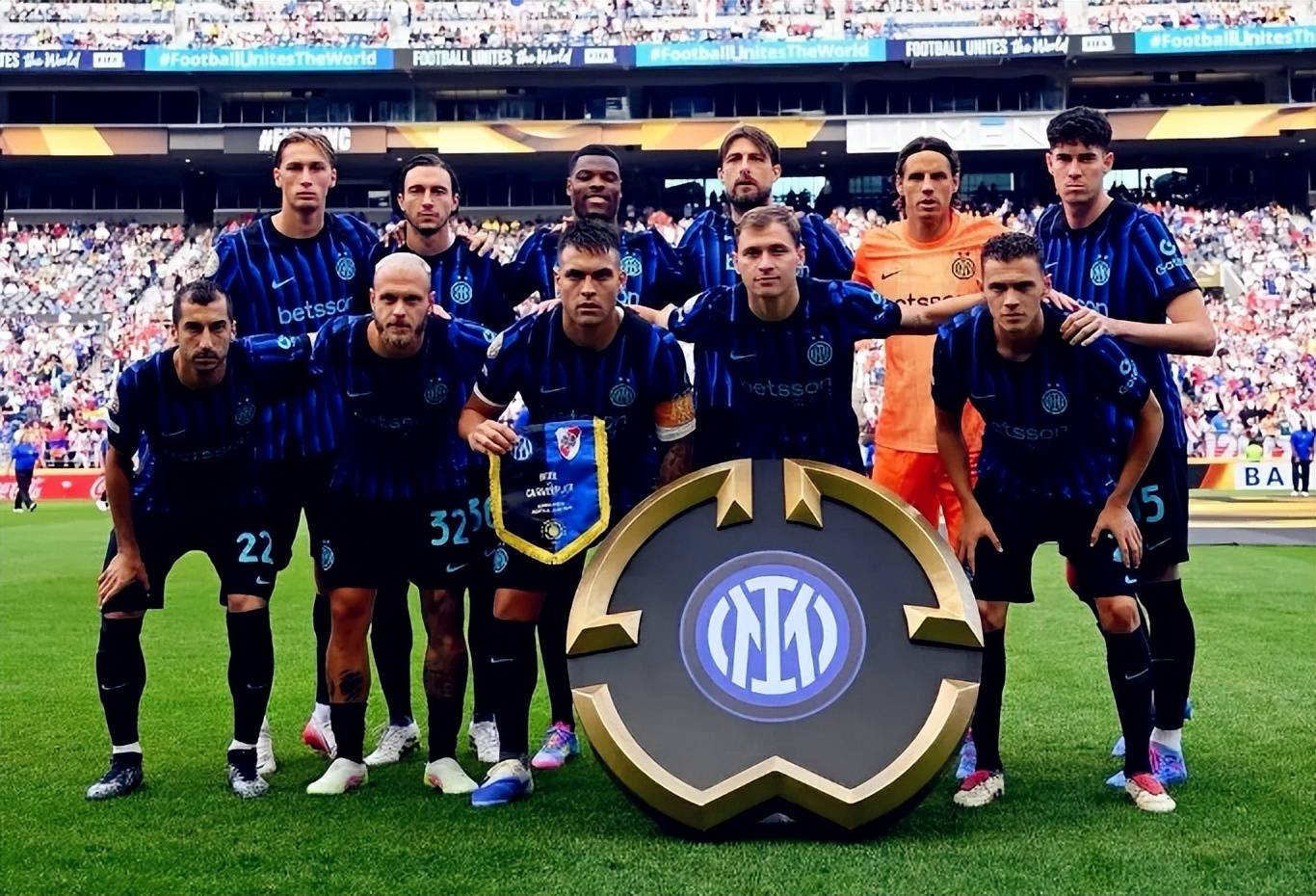 球报：安哥拉对阵阿根廷期间，球场出现混乱导致70名球迷受伤（球报：安哥拉战阿根廷突发混乱，70名球迷受伤）