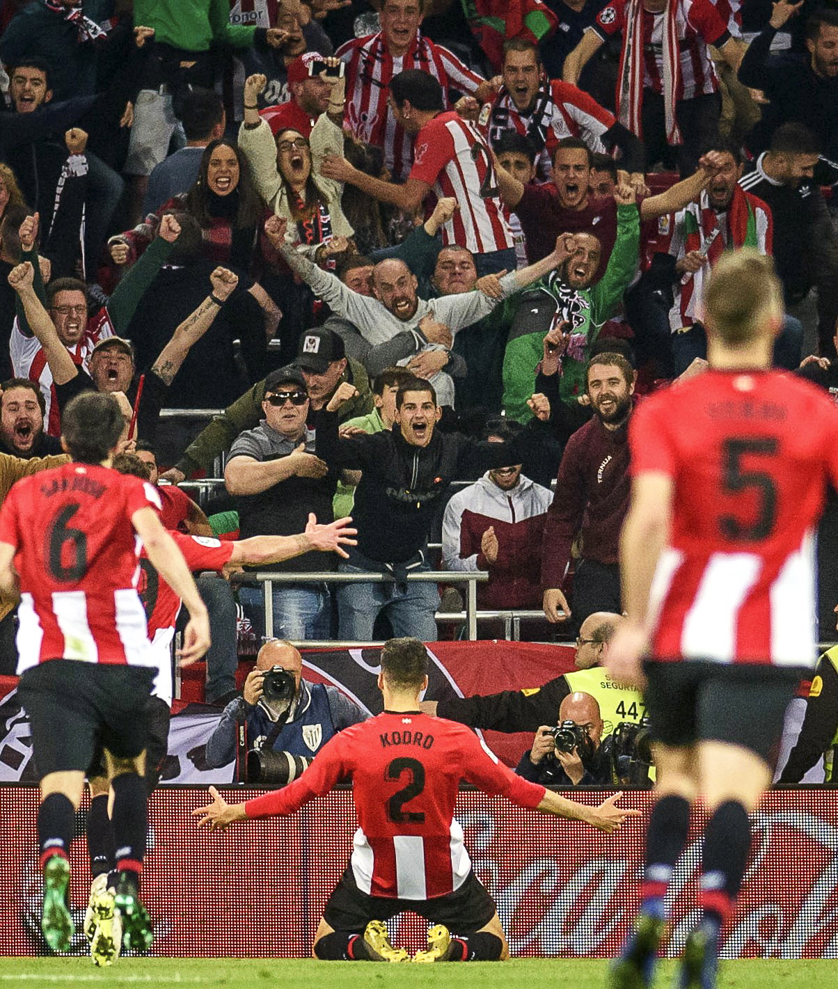 这是真爱，一阿根廷球迷带了50美元，一路搭顺风车去巴西客场（仅带50美元 阿根廷球迷搭顺风车远征巴西客场）