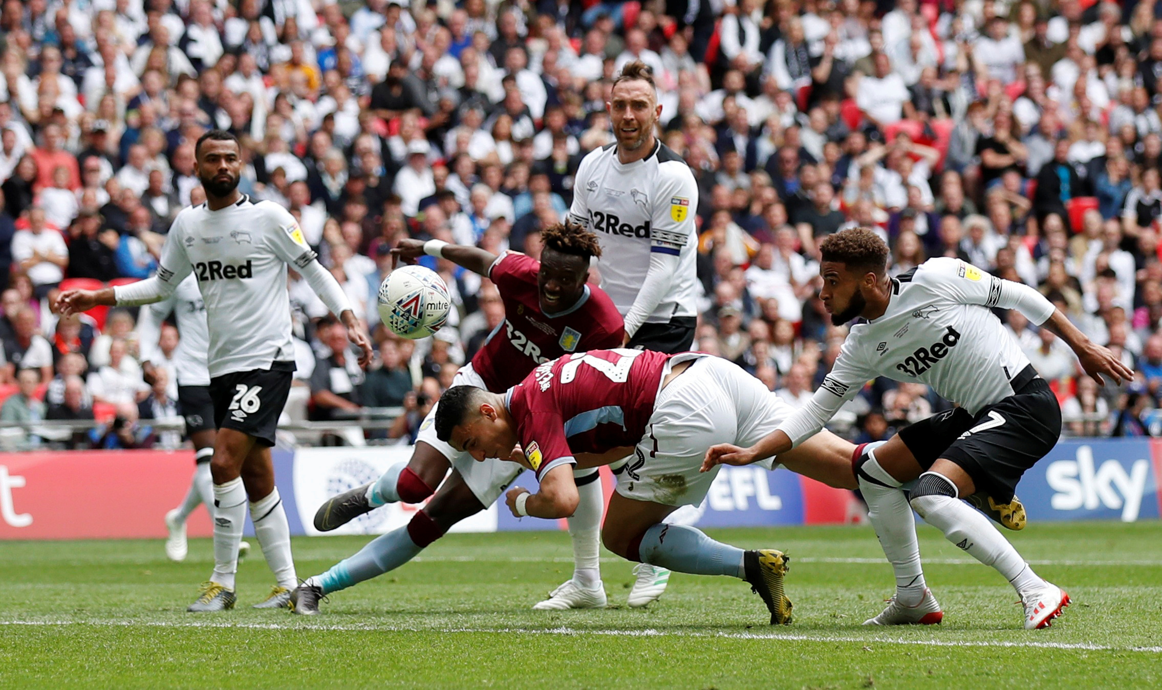 67032人，横滨水手vs利物浦上座人数创J联赛球队主场纪录（横滨水手战利物浦吸引67032名观众，刷新J联赛俱乐部主场上座纪录）