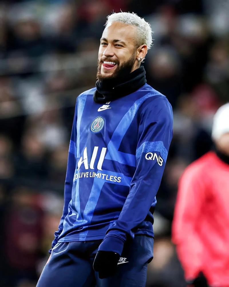 辛辛那提中场吉迪赛后与梅西交换球衣，双方握手并拥抱（赛后辛辛那提中场吉迪与梅西互换球衣，握手相拥致意）