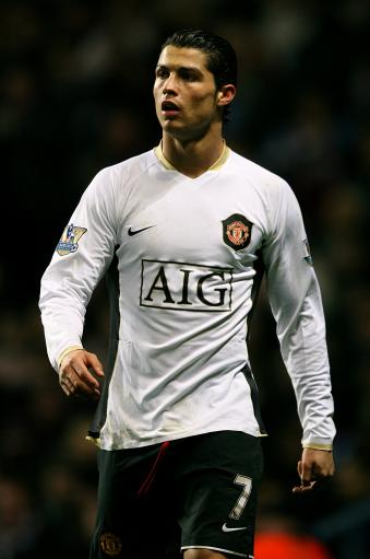 鲁媒：陈泽仕和依木兰今天抵达成都，参加U22国足的训练备战（鲁媒：陈泽仕、依木兰今日抵蓉，随U22国足展开备战训练）