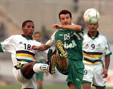 鲍威尔爆发，高诗岩关键三分制胜，山东男篮险胜北京（鲍威尔火力全开，高诗岩致胜三分，山东男篮险挫北京）